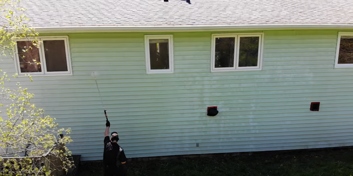 How to Pressure Wash Vinyl Siding: Rinse Off