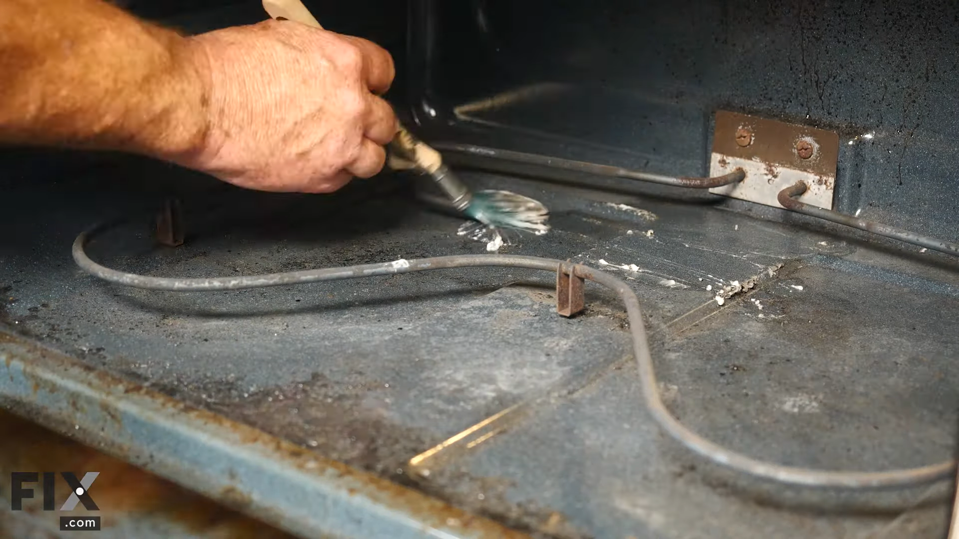 Cleaning an Oven's Interior with Baking Soda